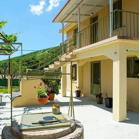 Apartment Garbis Garden View *